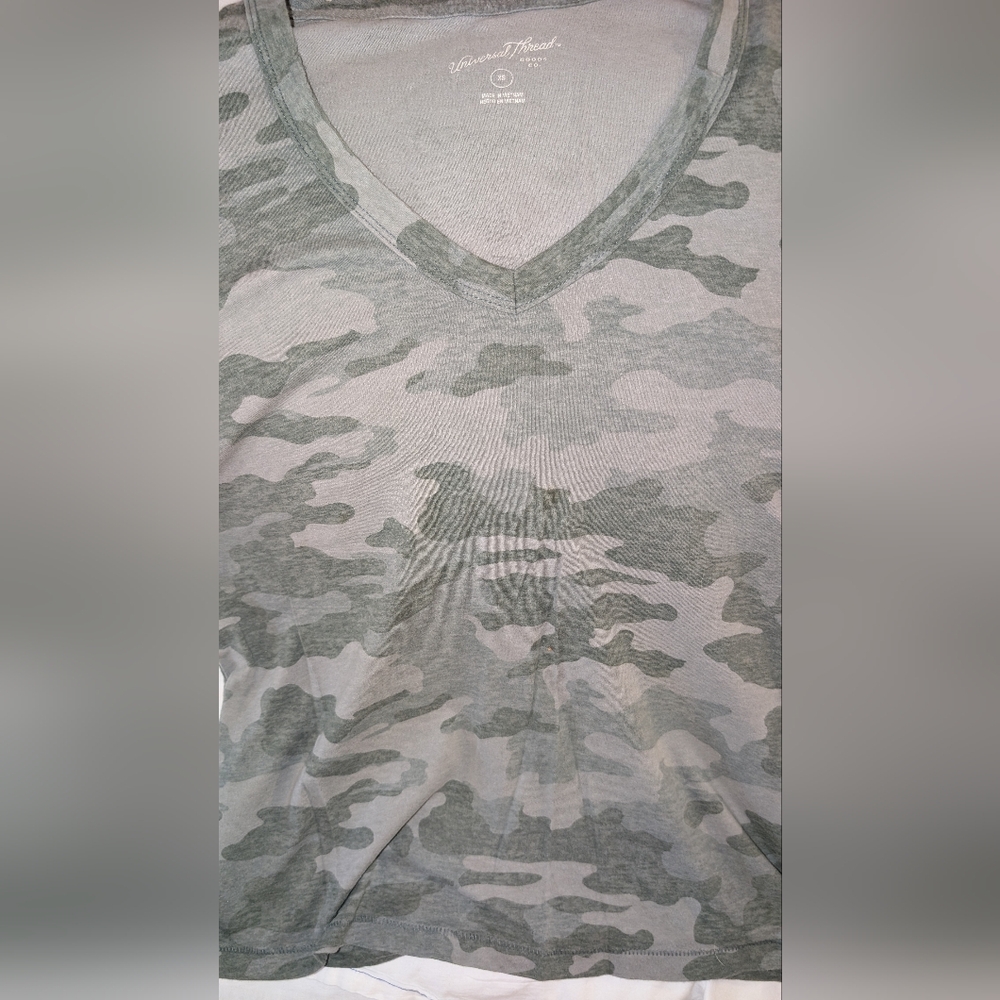 Universal Thread Women's Gray Camo V-Neck Tee